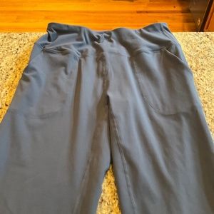 Women’s Capri style with front pockets leggings new with tags Size Large